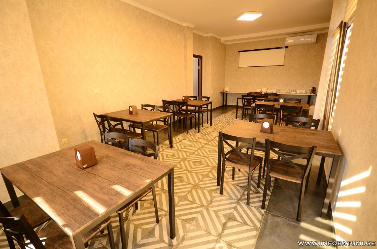 Hotel Absolut Batumi Esterno foto
